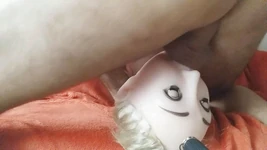 Neues blondes spielzeug - sperma in ihren hals