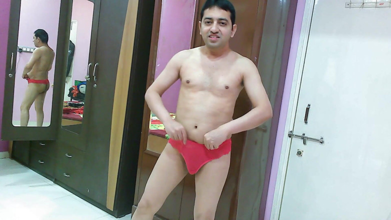 Cute & Nude Crossdresser: Crossdresser banci manis femboy Sweet Lollipop dalam pakaian pantai dengan...