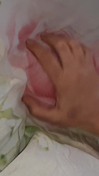 Teman sekamar kami yang pemalu membangunkan kami dengan jilat memek, kejutan threesome