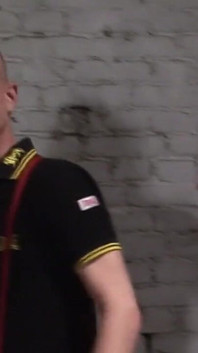 Fetiş twink ve erkekler Berlin bodrumunda sert oyunlarda