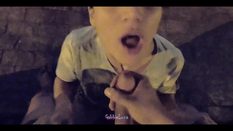 Gabbie Luna: गली में नाश्ता! 18 साल की कुतिया सड़क के बीच में मुफ्त में मेरी लंड चुसाई करती है! नेट पर गिर गया