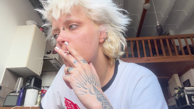 Glitterqueen1999: Fumando una sigaretta caffè pigra senza trucco