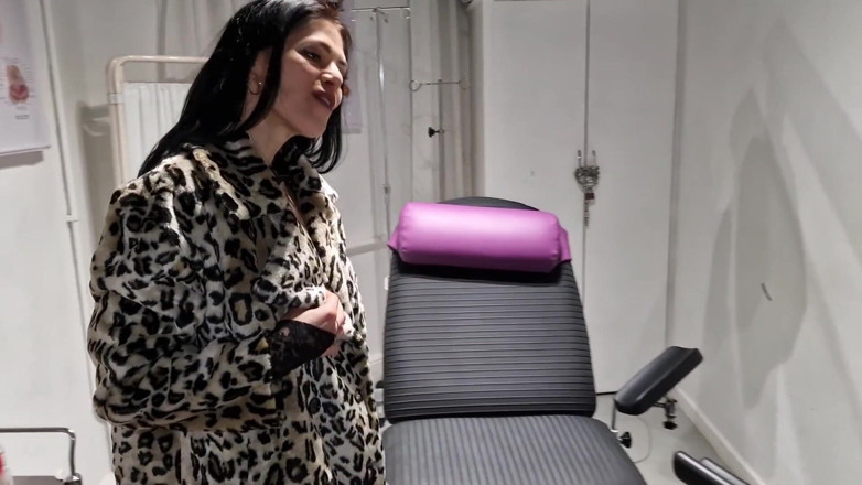 Nicky Brill: Joc cu scaunul ginecologică și lărgire