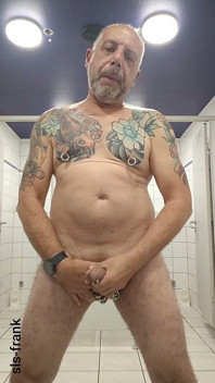 SLS-Frank se masturbează pe toaleta cinematografică gay