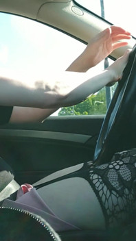 Ryzykowne miganie na ruchliwym parkingu i wytryski w pobliżu autostrady