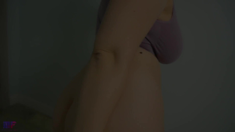 Miss Fantasy: Gadis sange ini selingkuh dari pacarnya dan memeknya dicrot sperma...