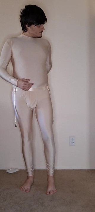 Pup Zentai: Błyszcząca złota pokojówka ubiera się