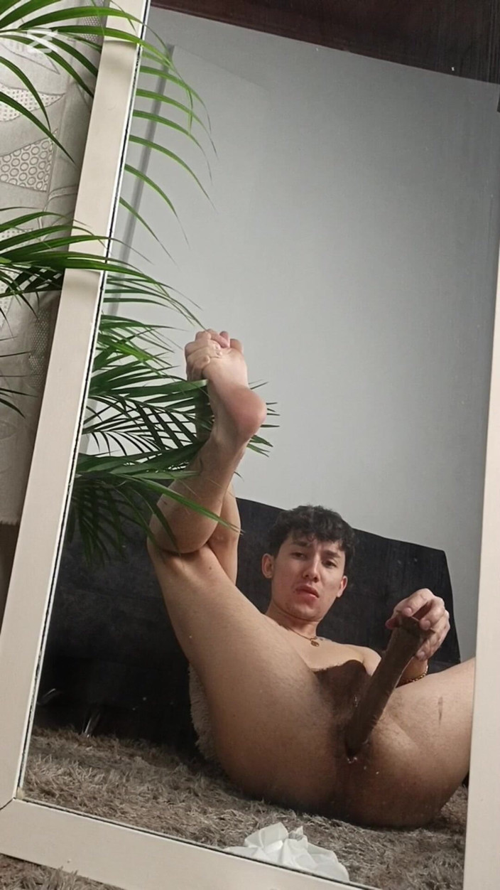 charlessteel: Twink knullar hennes röv med en stor dildo och skakar...
