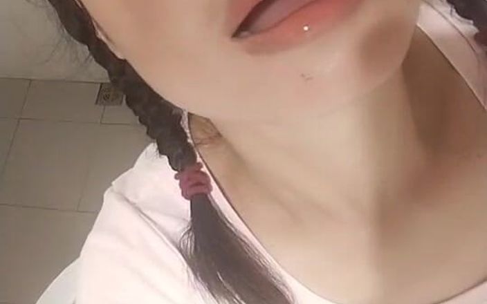 Lucky Kik: Lickykik 穿着性感的衣服，尝试她的小便并操她的喉咙