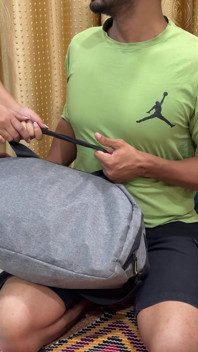 Adik tiri terlambat ke gym. Hanya beberapa menit tersisa untuk pemanasan...