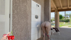 CherryBombBomb: Třesení zadkem a sprchování nahá ve veřejném bazénu