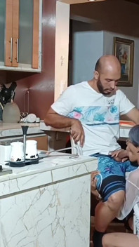 Masturbându-mă în fața surorii mele vitrege.