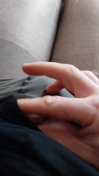 Sissy Clit se vystříká do jejích punčocháčů