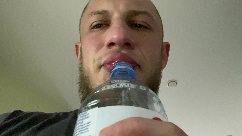 Hunky time: Alpha Remplit Une Bouteille Avec Sa Salive