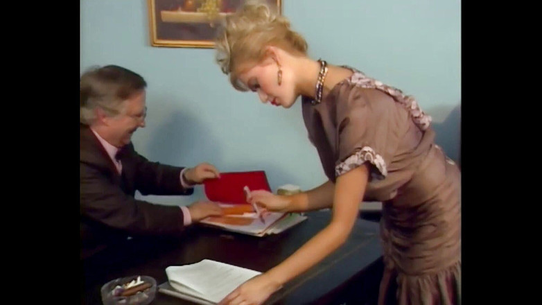 Vintage Climax: काले बाल वाली दो आकर्षक मम्मियाँ भाग्यशाली दोस्त को चोद रही हैं