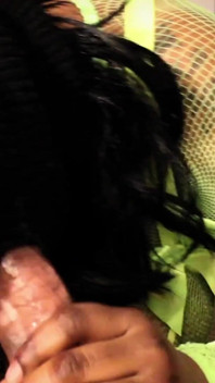 Une fille chanceuse mystère le modèle - pipe baveuse masquée en POV
