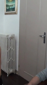O târfă frumoasă de 20 de ani este futută de doi străini