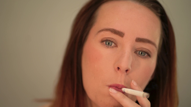 Alicia Robertz: Close up Smoking - Sexy Lip &amp; Smoke Tease