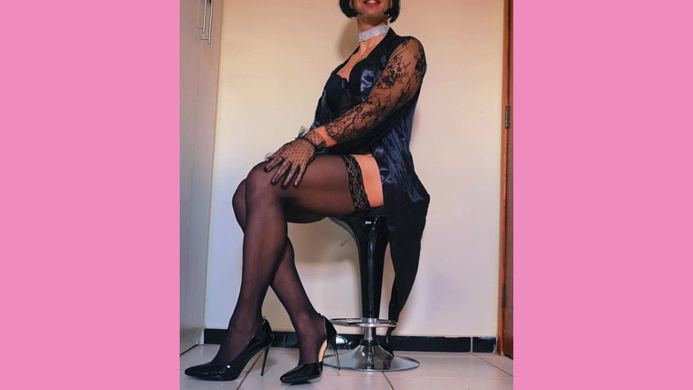 Milady Silvia Helena: Femboy deslumbrante e sexy em cetim preto, lingerie e scarpin....