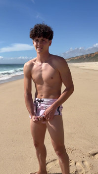 Masturbare pe plaja Twink