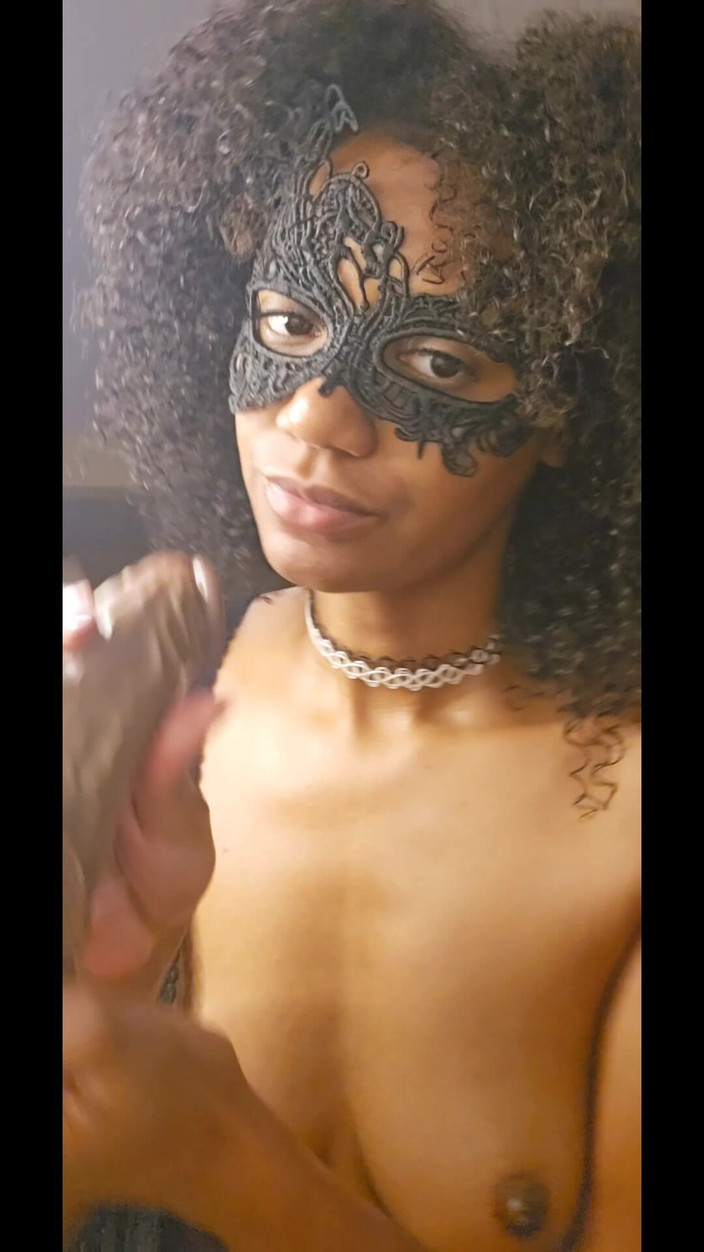 Bunnii: Tongjob op dildo