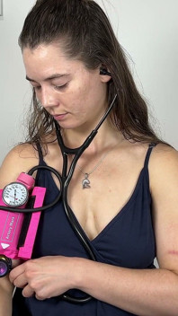 Braço bp manual com áudio no vestido
