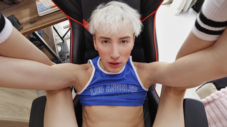 Sandro Jenner: Süße Twink Springt Auf Ein Riesiges Ding Und Bekommt Sperma...