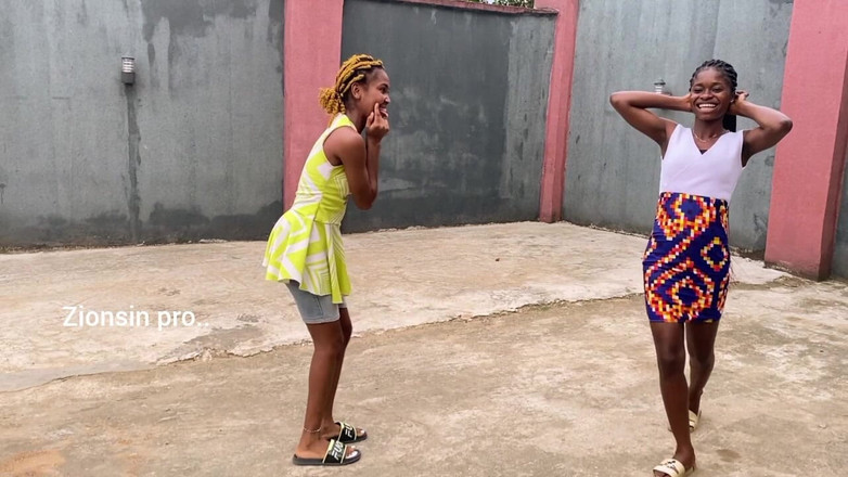 Zion: 야외에서 현지 게임을 하는 아프리카 소녀들