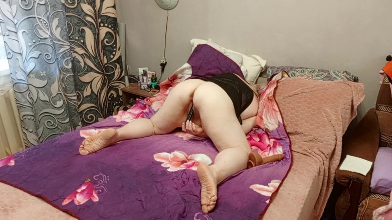 Zona901: Girlfriend Masturbates Her Juicy, Fleshy Pussy with Sex Toys