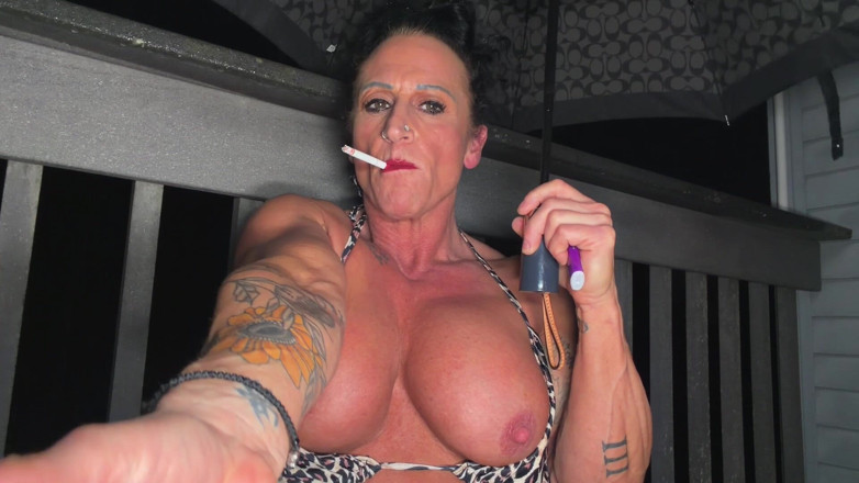 Kandylegsxxx: Buze fierbinți mature sexy, țâțe umede, cigs albe