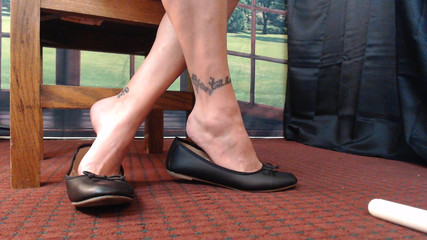 Abby Anna: Záběr zblízka na přírodní hrátky v baletkách