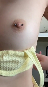 Lengua y tetas provocan rueda girando en instrucciones de paja con cuenta regresiva de leche