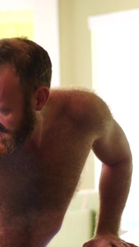 BEARFILMS - ラッセル・タイラーのブラッド・カルボによる生の叩き