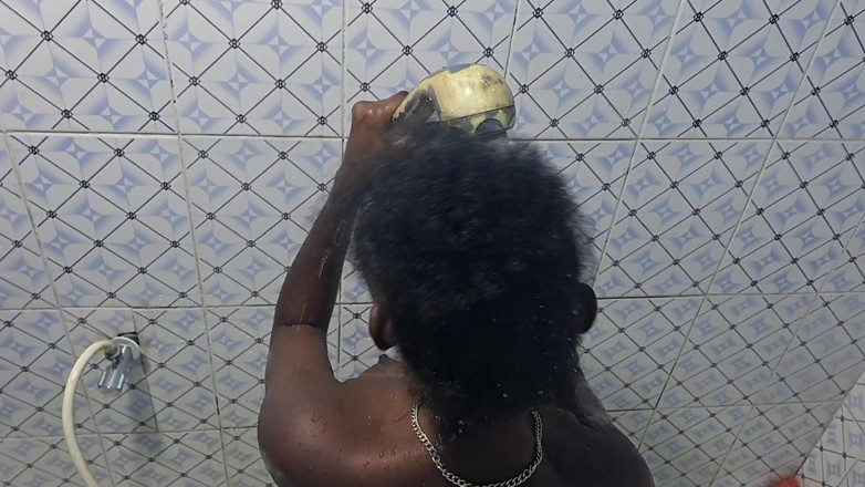 Jocci lena: Assolo piccola matrigna si masturba la figa perfetta in bagno