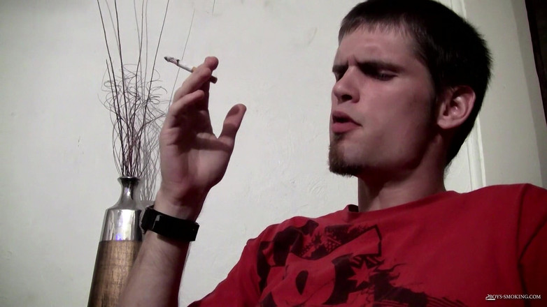 Boys Smoking: Il ragazzo etero fuma e succhia!