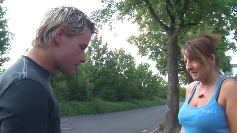 Nightclub Amateur Series: Opgepikte rijpe vrouw laat zien dat ze een geweldige neukpartij...