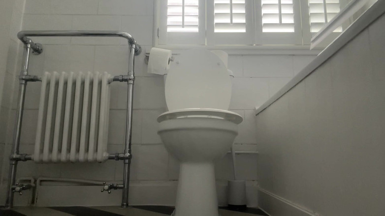 Miss Valentina: Sborra sul mio bagno