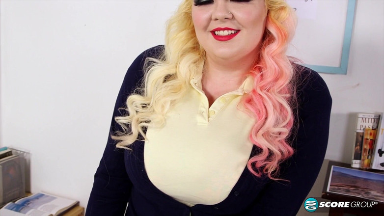 XL Girls: Suzumi Wilder Sweter Bustin 'Coed