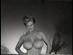 Old Good Porn: Saltando bebê Virginia Bell no jardim modela seu corpo nu