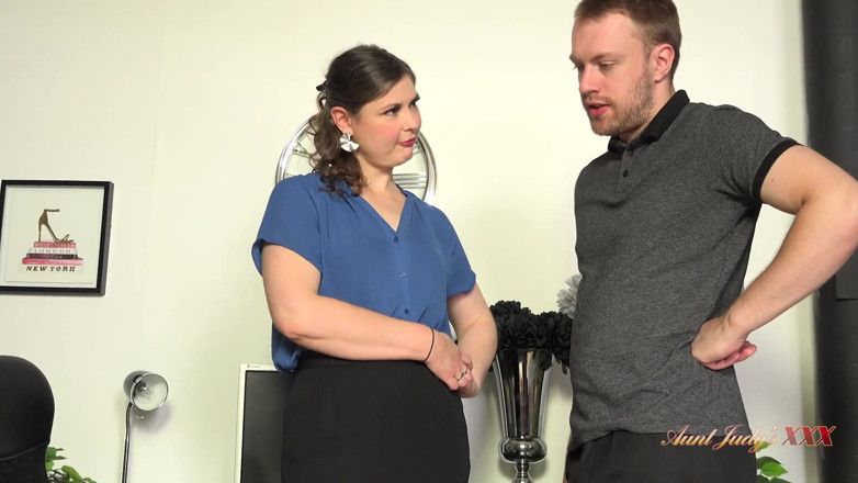 Aunt Judy's XXX: Linda jefa milf Lady Aurora se folla a su empleada