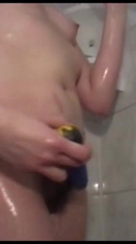 Chatte poilue, masturbation, pénétration avec un gode dans la salle de bain