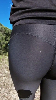 Sexy Assed Girl Flashes Her Tight Ass in Leggings to the Sportists Around