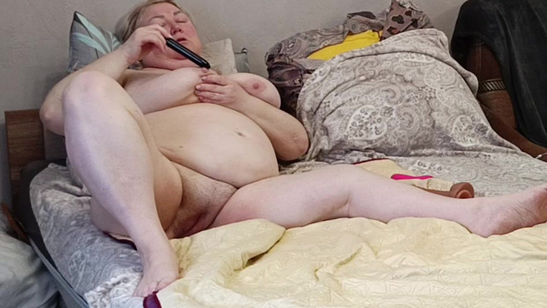 Zona901: Sąsiad pieprzy swoją mięsistą cipkę zabawkami erotycznymi do orgazmu