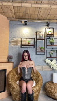 Delgad ragazza con un bagno perfetto si masturba a casa con il tuo sesso giocattolo