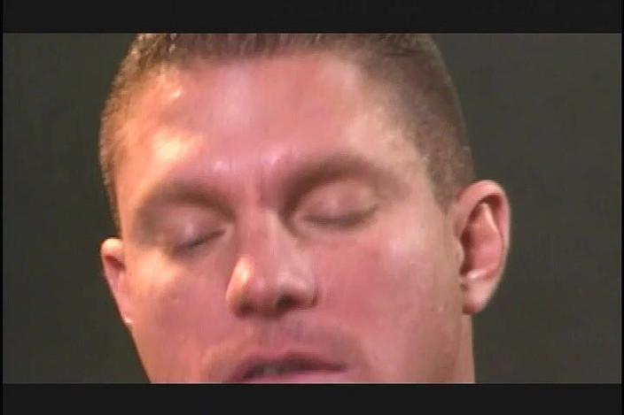 Hot Girlz: Peitões chiques foram totalmente carregados por Rick musculoso