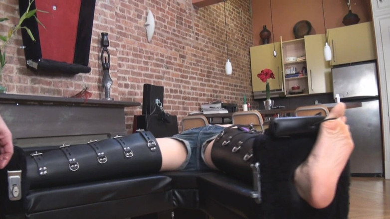 Dominated Orgasms and Tickles | By Taworship: Nu se poate opri din râs