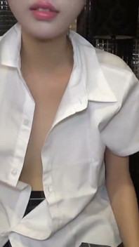 Delicada belleza de piel clara en un elegante uniforme, su esbelto cuerpo toma un rico acabado de preñada en ángulo 1