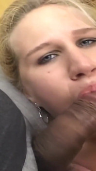 Blonda cu sâni mari cu două pule