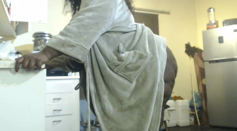 Legendary Booty Overdose: Svart MILF Onanerar och stönar i köket