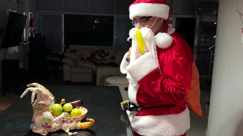 NamiQsein: Der Weihnachtsmann kommt vom Kamin herunter und fickt meine Stiefschwester